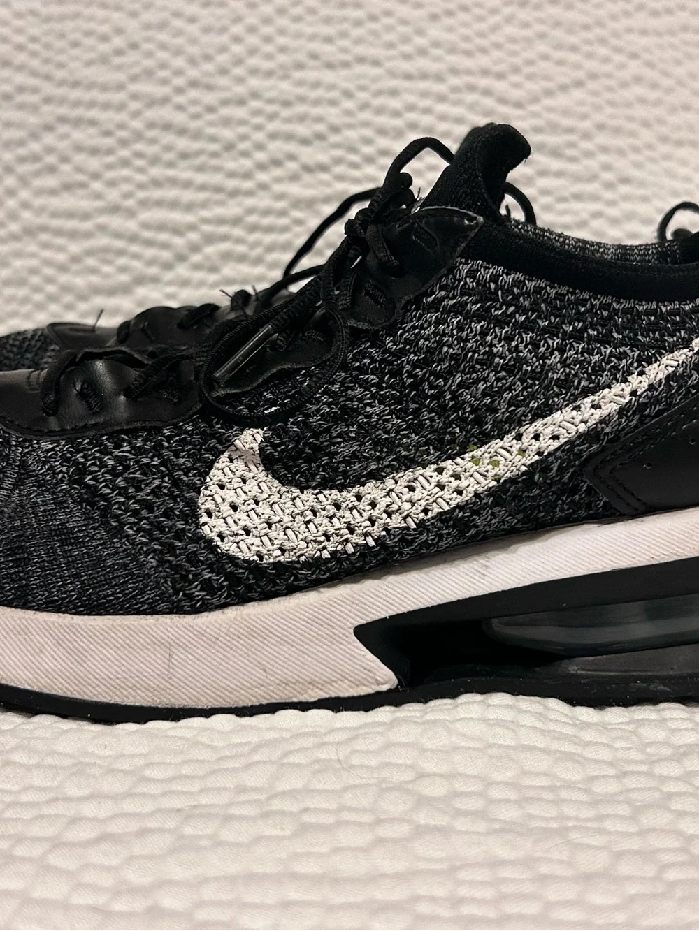 Nike Men's Black and Gray Flyknit Athletic Shoes